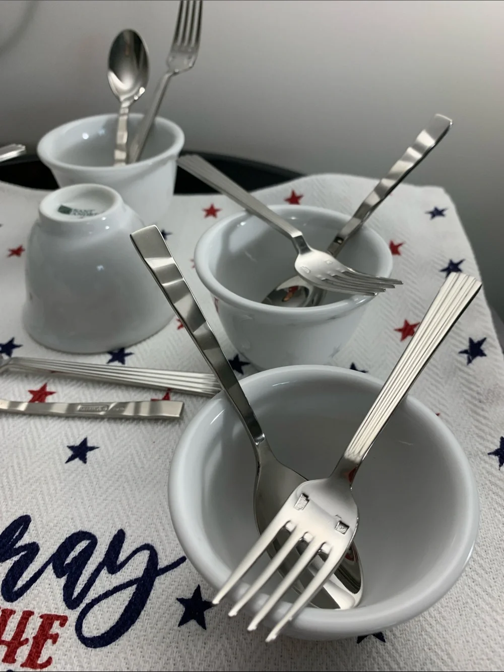 ONEIDA 18 Pc Set for 6 Guests - High End Dipping Party